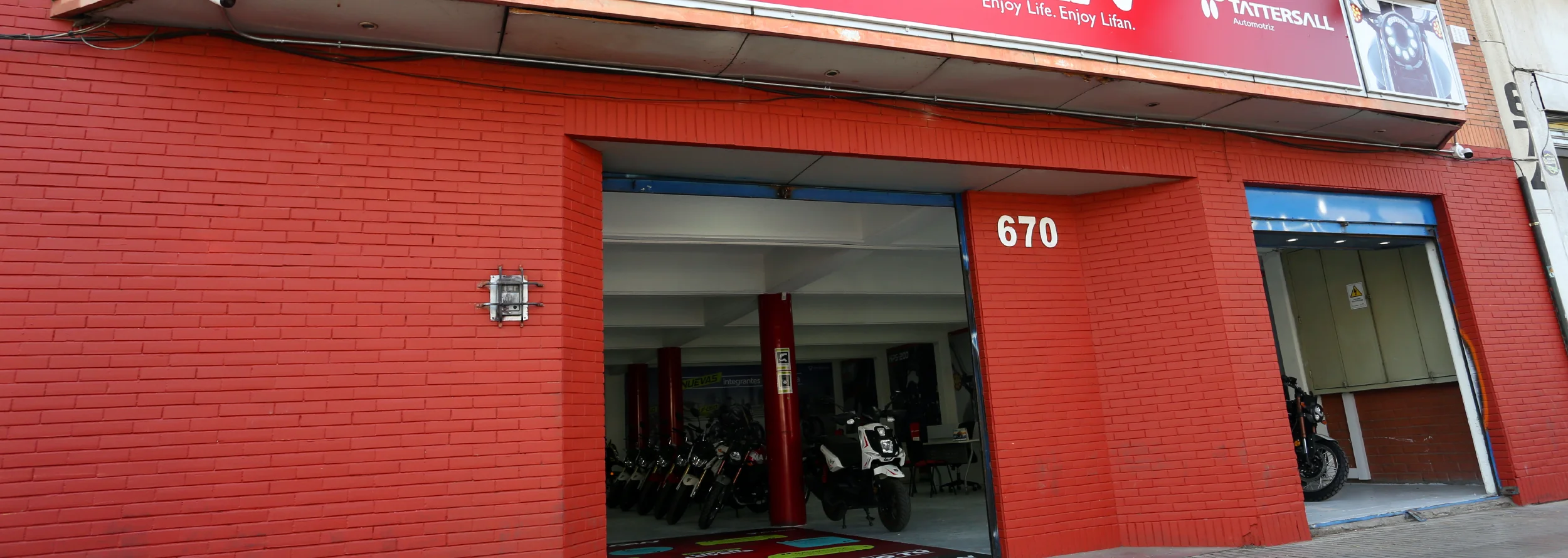 Moderno local de Lifan Motos en Calle Lira